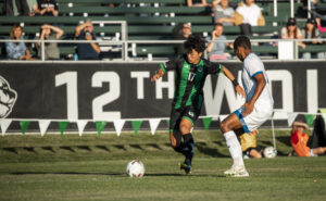 アメリカの大学サッカー部でのプレー画像